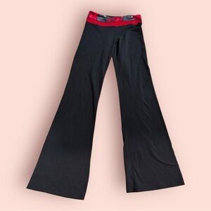 Lululemon groove flare leggings size 6 reversible red grey‎ and black